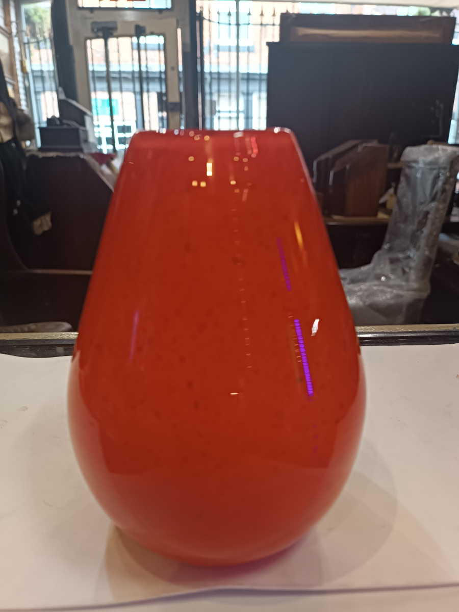 Discover our 20th c Stuart Strathearn red crystal glass vase by Iestyn Davies. Impressively designed teardrop form with black flecks. Shop now.