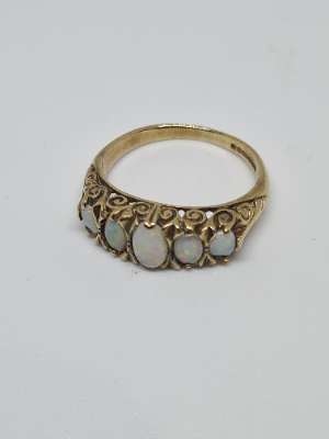 A 9ct Gold Ring With 5 Stones Of Opal Dress Ring