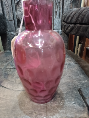A large Mary Gregory cranberry glass vase depicting a boy painting to the birds. Size  25.5 cm high.