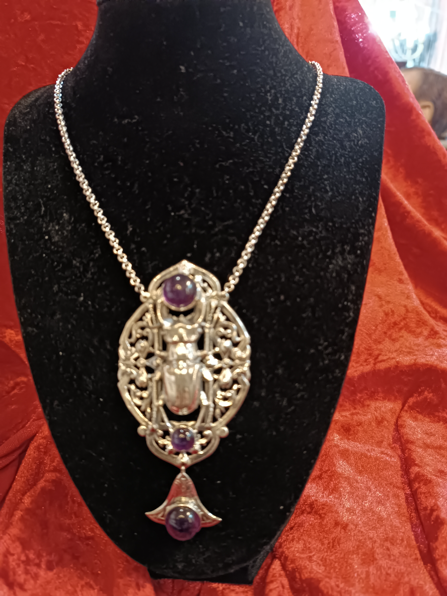 uploads/A-Large-Silver-necklace-set-with-3-Caberchon-Cut-Amethyst-scarab-beetle-pendant-2165940f237253daws.jpg