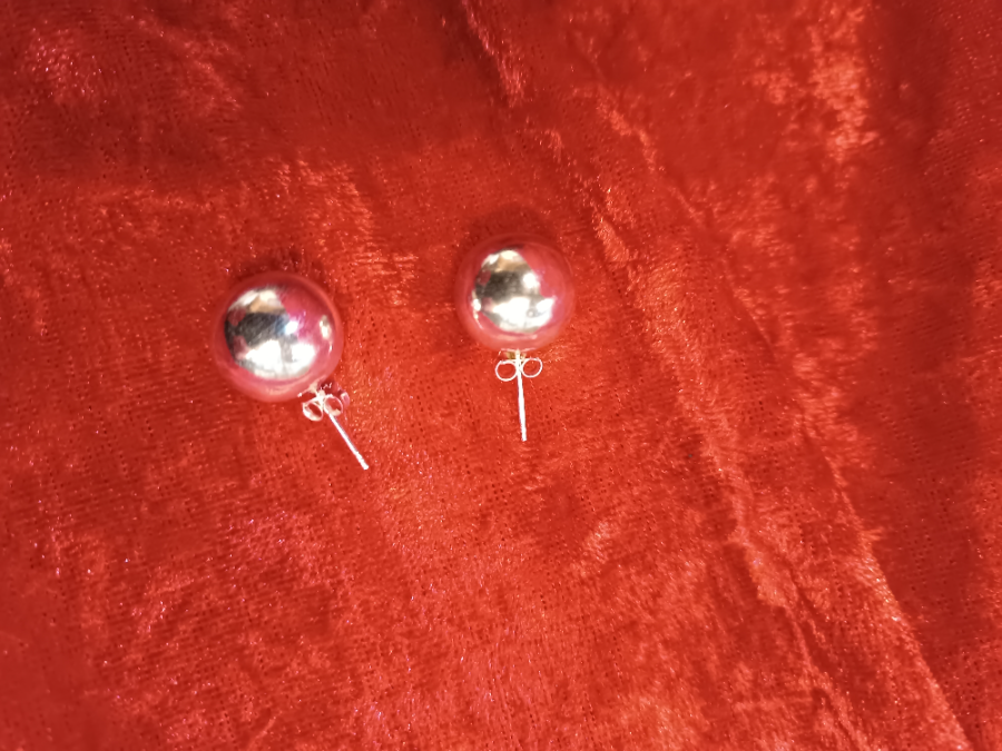 A Pair Of 925 Silver Ball Bead Stud Earrings.