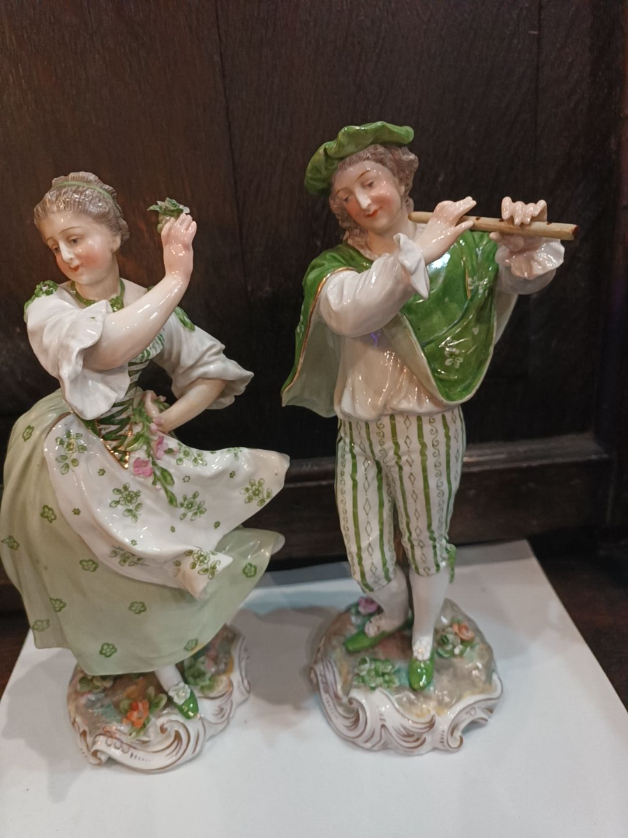 uploads/A-Pair-Of-Meissen-Style-Porcelain-Courting-Figures-21688caa47a15edaws.jpg