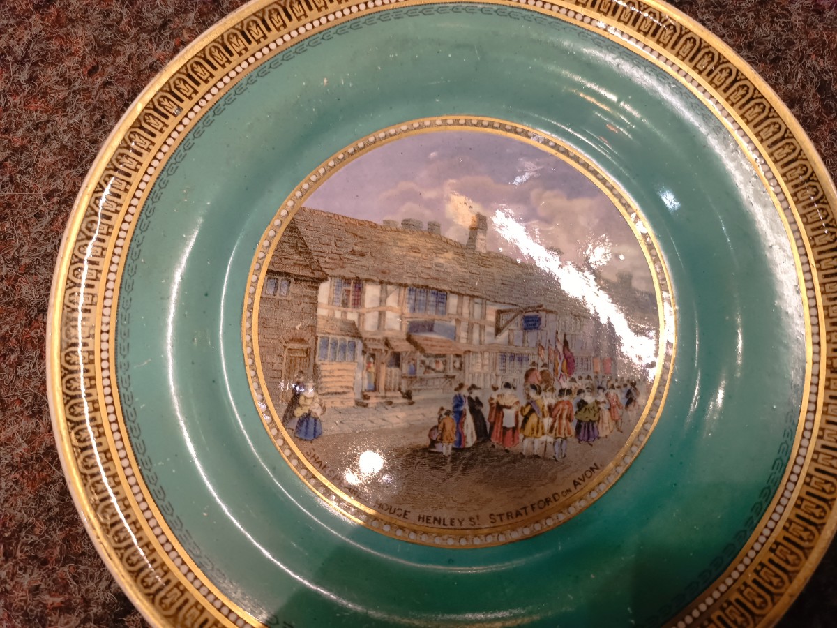 Explore our stunning collection of Prattware plates, celebrating Shakespeare's birthplace. Authentic, in excellent condition. Order yours today and own a piece of literary history!