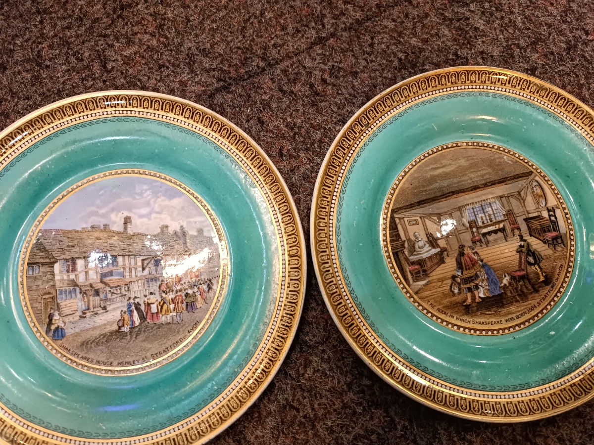 Explore our stunning collection of Prattware plates, celebrating Shakespeare's birthplace. Authentic, in excellent condition. Order yours today and own a piece of literary history!