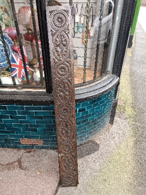 Discover our antique oak panels designed in the 17th century style. Perfect for fireplace or wall, measuring 143x5cm. Explore now and elevate your home decor!