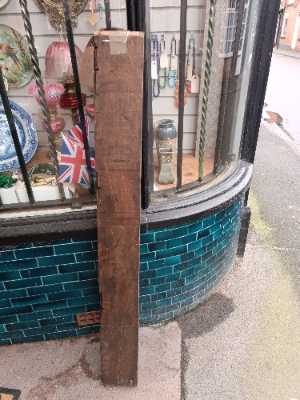 Discover our antique oak panels designed in the 17th century style. Perfect for fireplace or wall, measuring 143x5cm. Explore now and elevate your home decor!