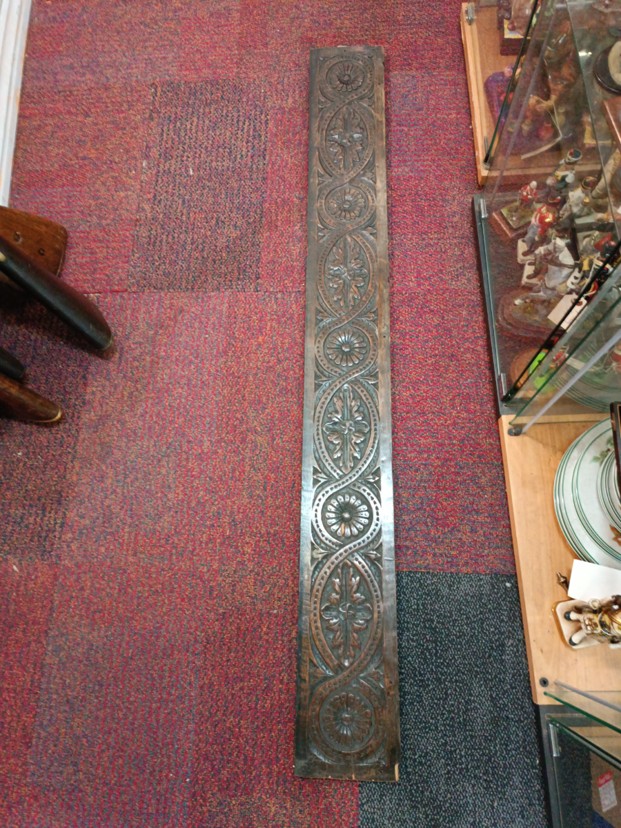 Discover our antique oak panels designed in the 17th century style. Perfect for fireplace or wall, measuring 143x5cm. Explore now and elevate your home decor!