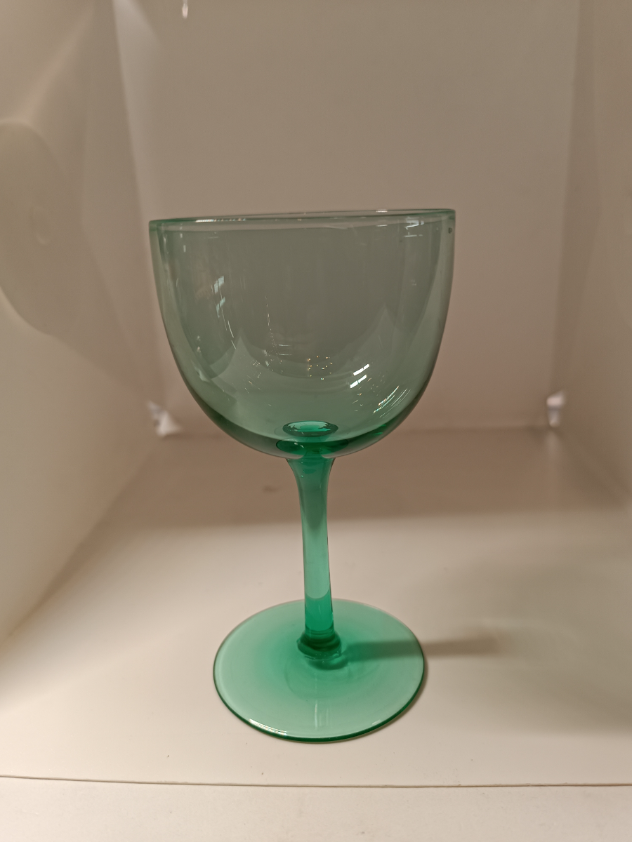 Discover the charm of a 19th-century plain Victorian uranium drinking glass. Glow in history, 12cm tall, preserved pontil marks. Buy now!