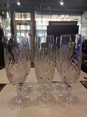 Discover our collection of 18 cm high champagne flute cut glasses. Set of 6, in excellent condition. Shop now for a touch of luxury!