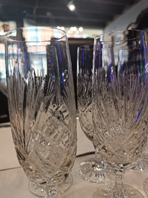 Discover our collection of 18 cm high champagne flute cut glasses. Set of 6, in excellent condition. Shop now for a touch of luxury!