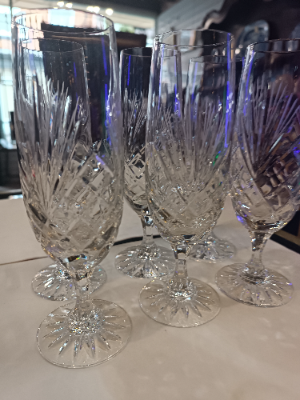 Discover our collection of 18 cm high champagne flute cut glasses. Set of 6, in excellent condition. Shop now for a touch of luxury!