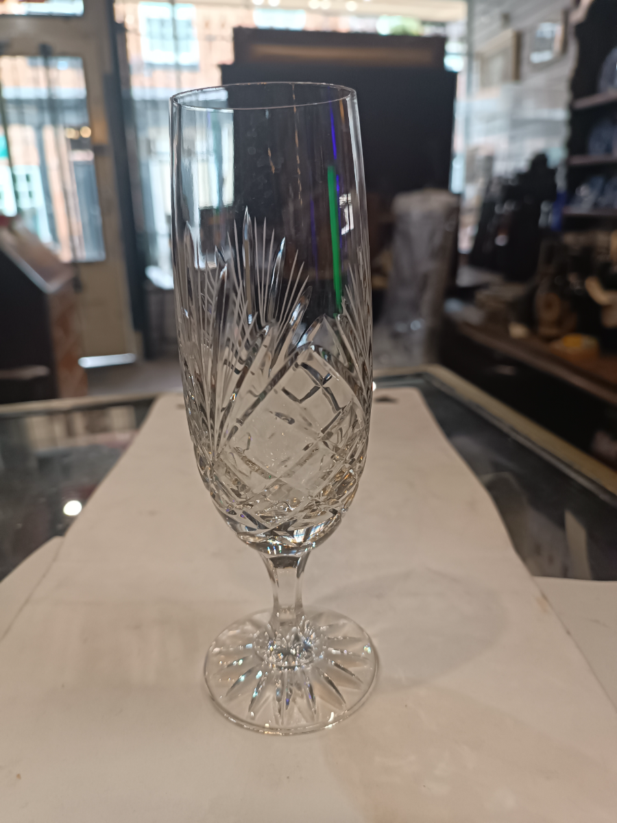 Discover our collection of 18 cm high champagne flute cut glasses. Set of 6, in excellent condition. Shop now for a touch of luxury!