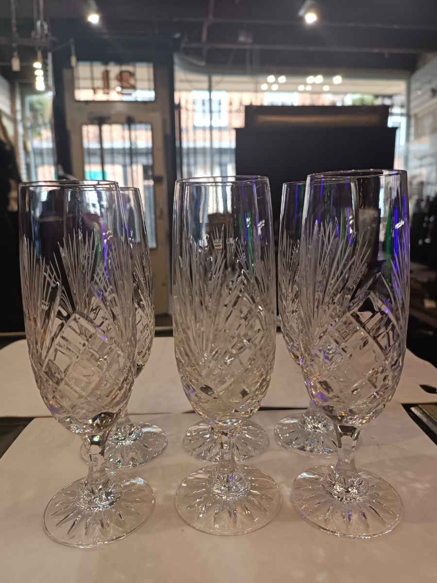 Discover our collection of 18 cm high champagne flute cut glasses. Set of 6, in excellent condition. Shop now for a touch of luxury!