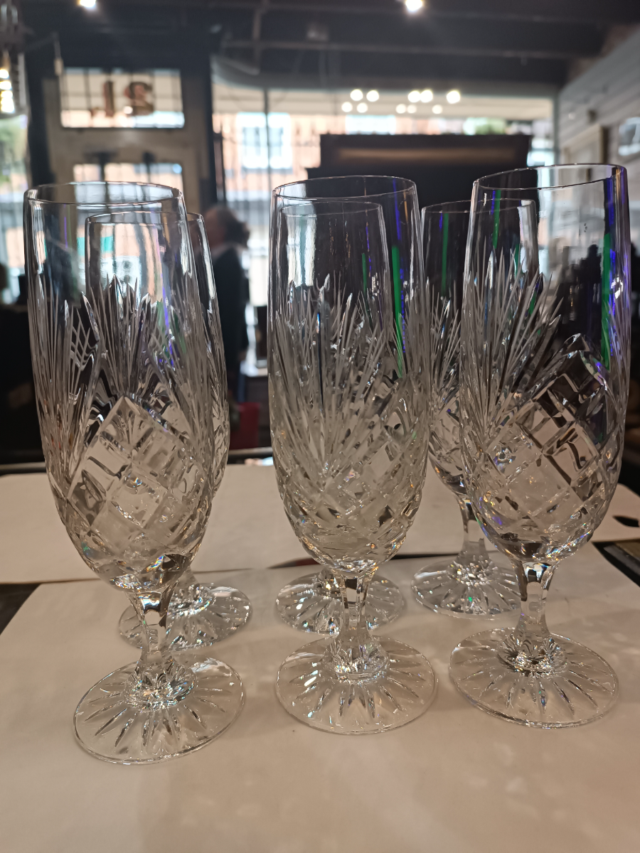 Discover our collection of 18 cm high champagne flute cut glasses. Set of 6, in excellent condition. Shop now for a touch of luxury!