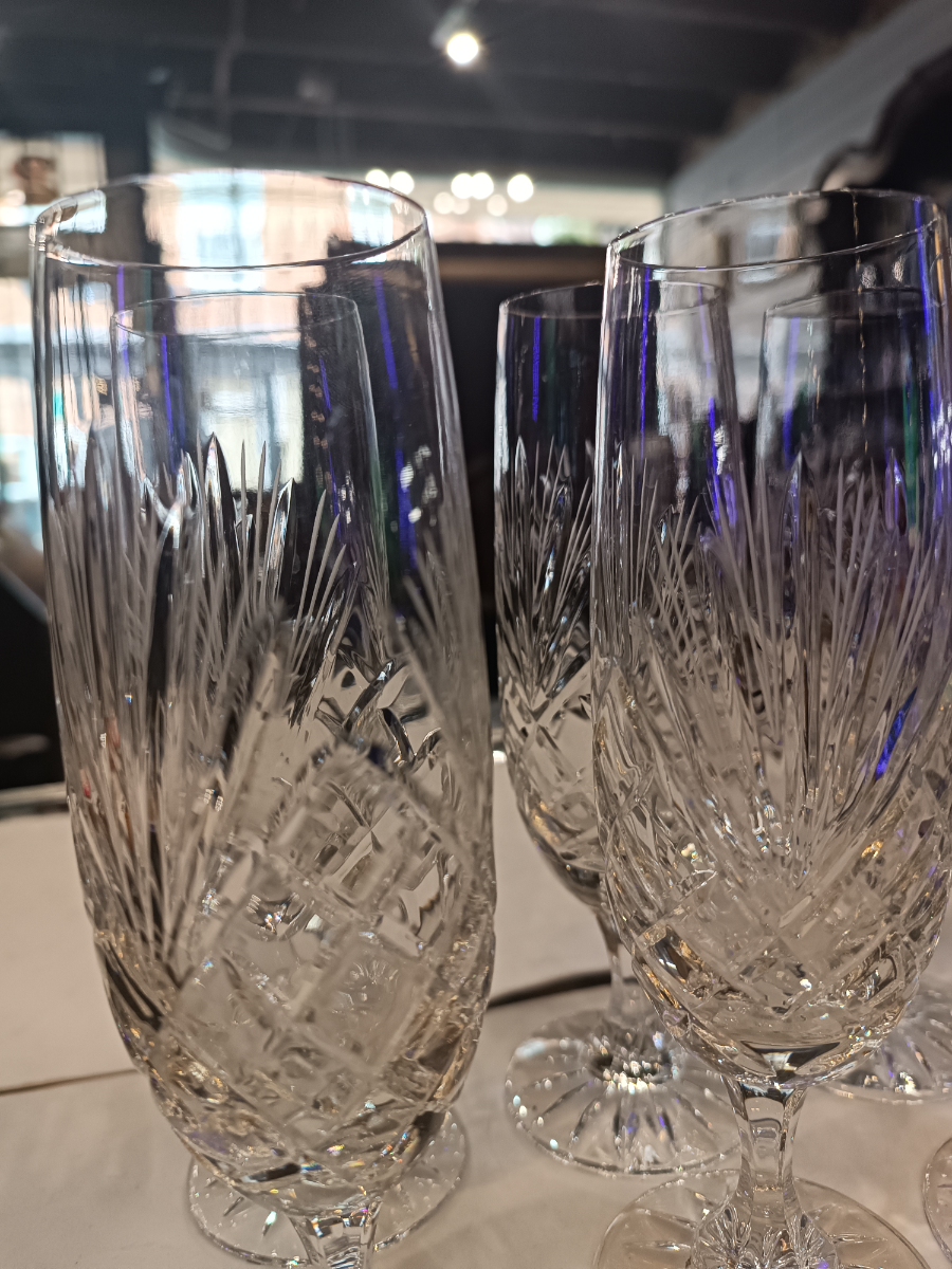 Discover our collection of 18 cm high champagne flute cut glasses. Set of 6, in excellent condition. Shop now for a touch of luxury!
