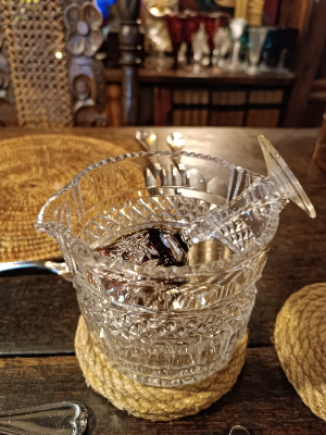 A Set of 6 clear cut glass rinsers, early 19th century in good condition.  Size 9.5 cm across x 9.5 cm high.