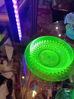 A Set Of Early Davidson Uranium Conserve Dish And Stand