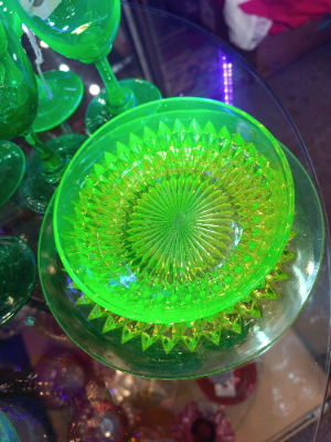 A Set Of Early Davidson Uranium Conserve Dish And Stand