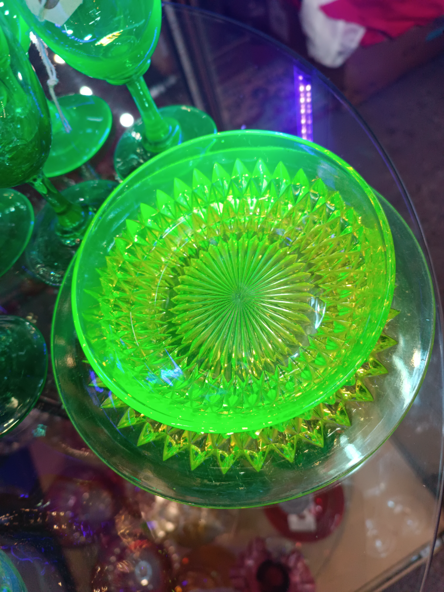 A Set Of Early Davidson Uranium Conserve Dish And Stand