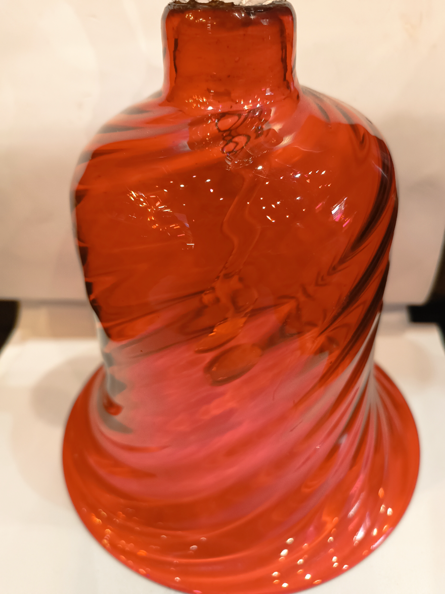 Discover our unique Victorian Cranberry Glass Bell, a timeless antique date back to 33 cm high. Appreciate its great condition. Buy now!