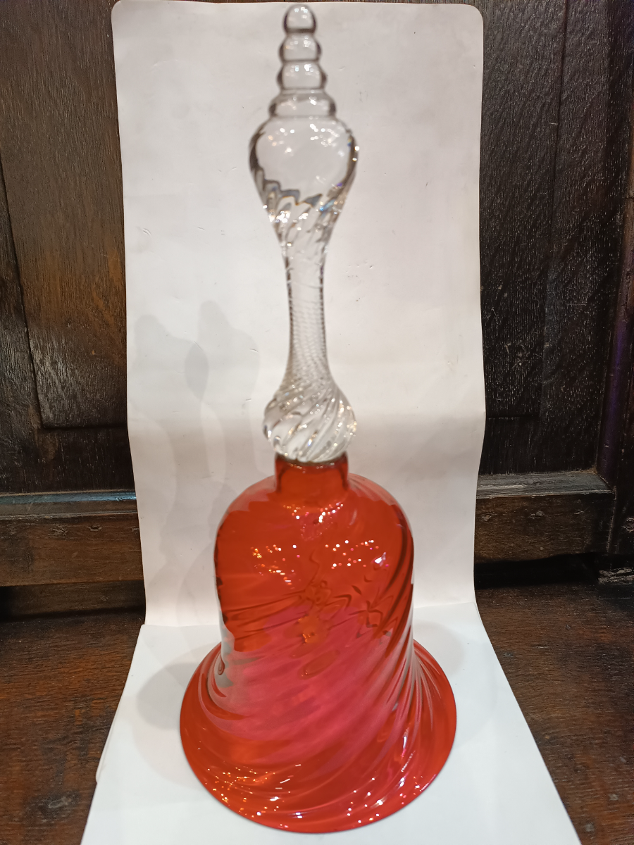 Discover our unique Victorian Cranberry Glass Bell, a timeless antique date back to 33 cm high. Appreciate its great condition. Buy now!