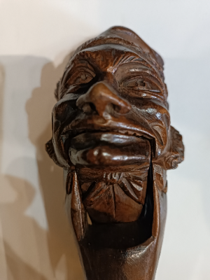 Discover our range of vintage hand-carved Black Forest figural nut crackers! Perfect for collectors, it's 20cm and in good condition. Shop now!