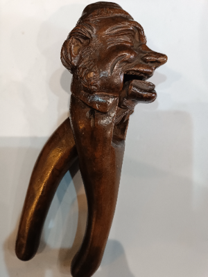 Discover our range of vintage hand-carved Black Forest figural nut crackers! Perfect for collectors, it's 20cm and in good condition. Shop now!