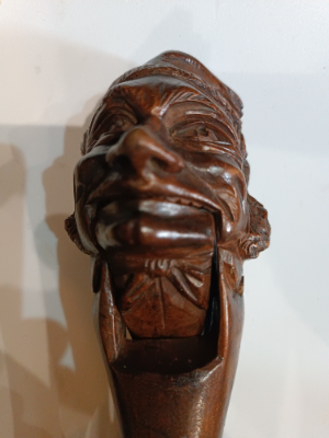 Discover our range of vintage hand-carved Black Forest figural nut crackers! Perfect for collectors, it's 20cm and in good condition. Shop now!