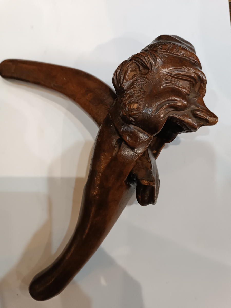 Discover our range of vintage hand-carved Black Forest figural nut crackers! Perfect for collectors, it's 20cm and in good condition. Shop now!
