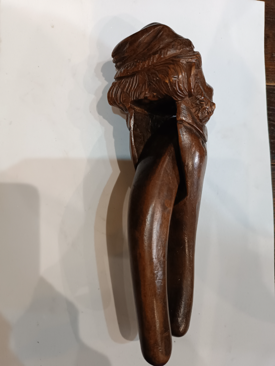 Discover our range of vintage hand-carved Black Forest figural nut crackers! Perfect for collectors, it's 20cm and in good condition. Shop now!