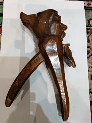 Explore our range of Vintage Black Forest Nut Crackers, hand-carved, in good condition! At 23cm long, it's perfect for your Christmas decor. Buy now!