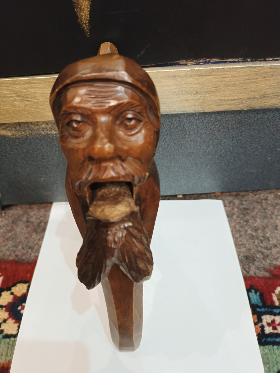 Explore our range of Vintage Black Forest Nut Crackers, hand-carved, in good condition! At 23cm long, it's perfect for your Christmas decor. Buy now!