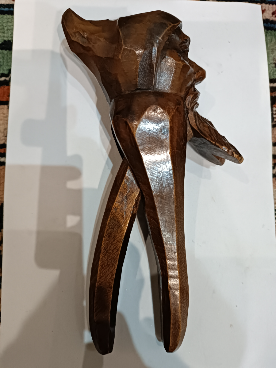 Explore our range of Vintage Black Forest Nut Crackers, hand-carved, in good condition! At 23cm long, it's perfect for your Christmas decor. Buy now!
