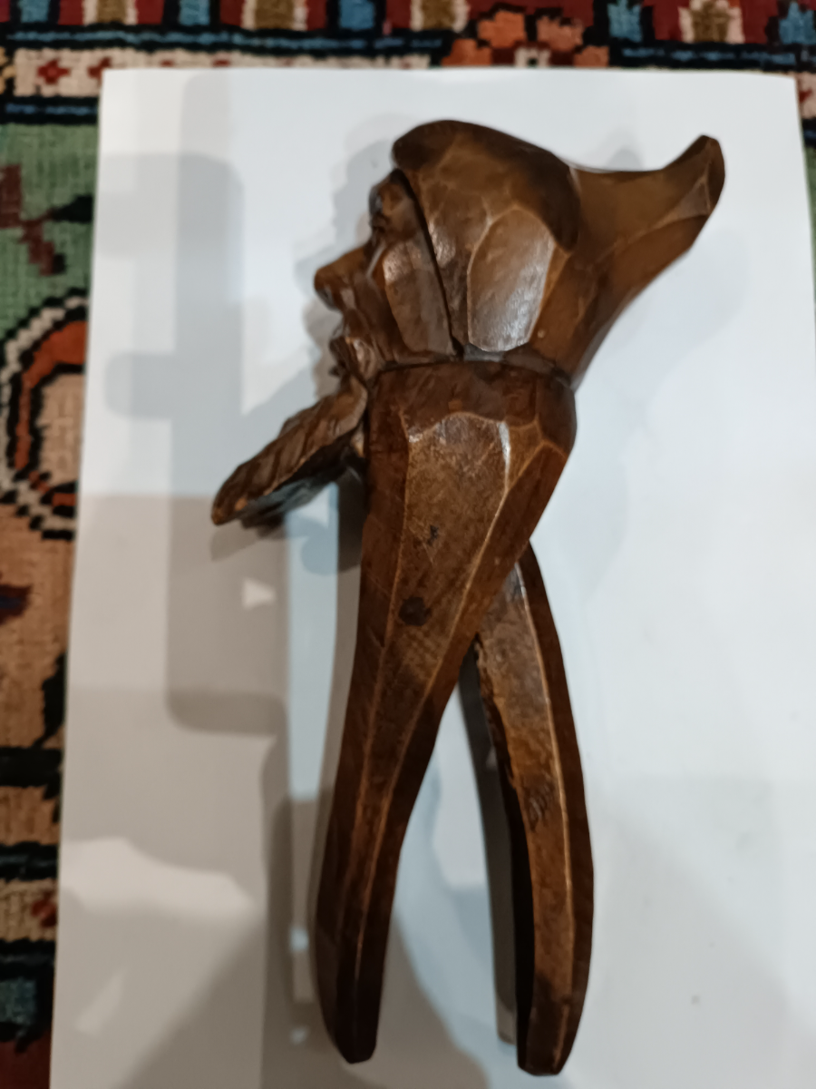 Explore our range of Vintage Black Forest Nut Crackers, hand-carved, in good condition! At 23cm long, it's perfect for your Christmas decor. Buy now!