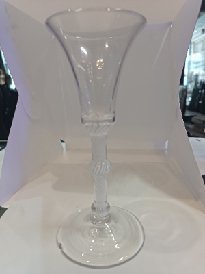 Discover our authentic 18th century two knopped stem cotton twist with a snapped off pontil mark. Explore now and add this 17cm vintage piece to your collection!