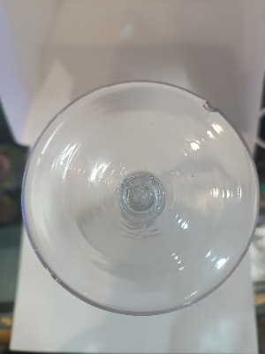 Discover our authentic 18th century two knopped stem cotton twist with a snapped off pontil mark. Explore now and add this 17cm vintage piece to your collection!