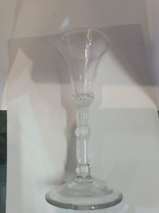 Discover our authentic 18th century two knopped stem cotton twist with a snapped off pontil mark. Explore now and add this 17cm vintage piece to your collection!