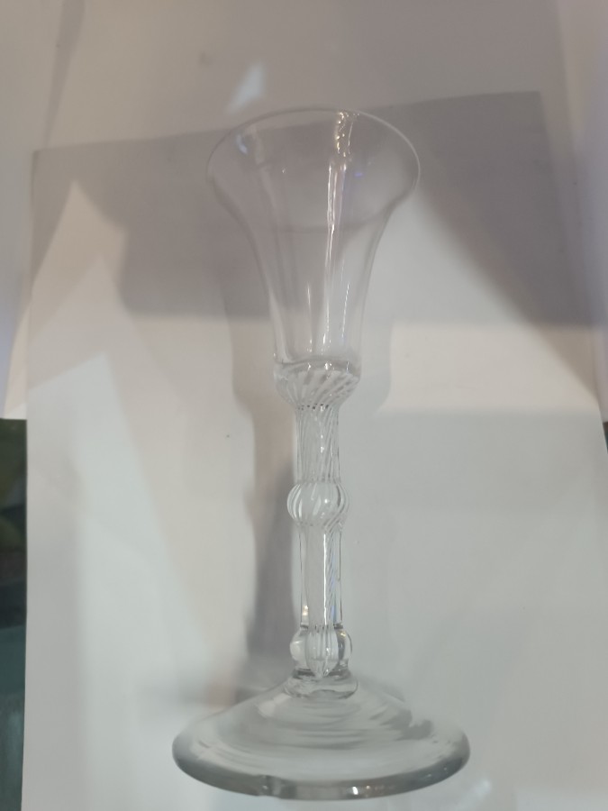 Discover our authentic 18th century two knopped stem cotton twist with a snapped off pontil mark. Explore now and add this 17cm vintage piece to your collection!