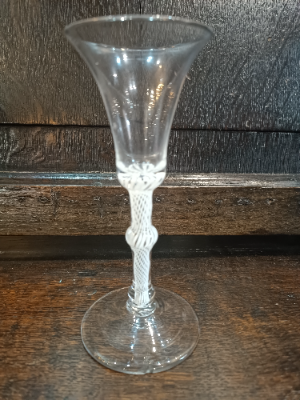 Discover our authentic 18th century two knopped stem cotton twist with a snapped off pontil mark. Explore now and add this 17cm vintage piece to your collection!