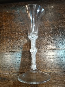 Discover our authentic 18th century two knopped stem cotton twist with a snapped off pontil mark. Explore now and add this 17cm vintage piece to your collection!