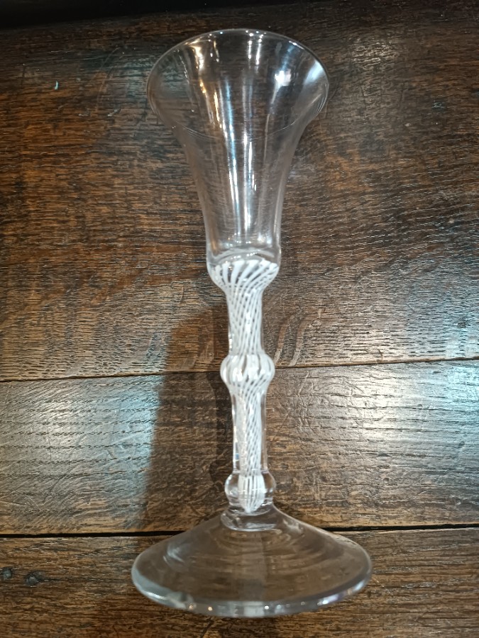 Discover our authentic 18th century two knopped stem cotton twist with a snapped off pontil mark. Explore now and add this 17cm vintage piece to your collection!