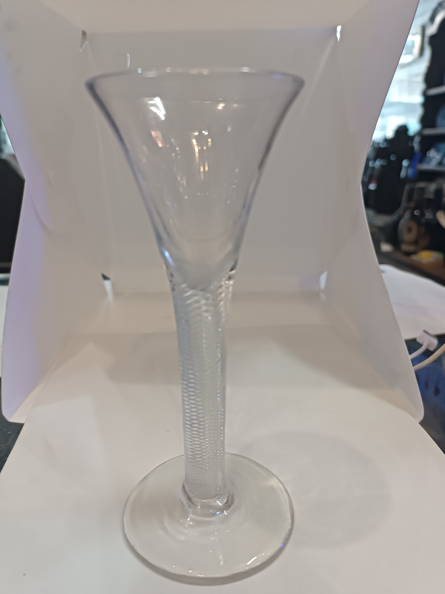 Discover our rare Air Twist Trumpet Bowl from 1745. Impeccably preserved with a snapped off pontil mark. Act now to own this 16 cm high historical gem!