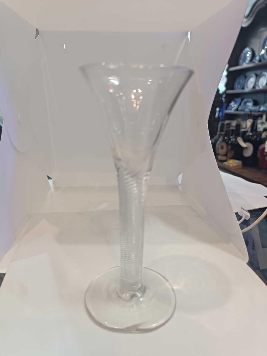 Discover our rare Air Twist Trumpet Bowl from 1745. Impeccably preserved with a snapped off pontil mark. Act now to own this 16 cm high historical gem!