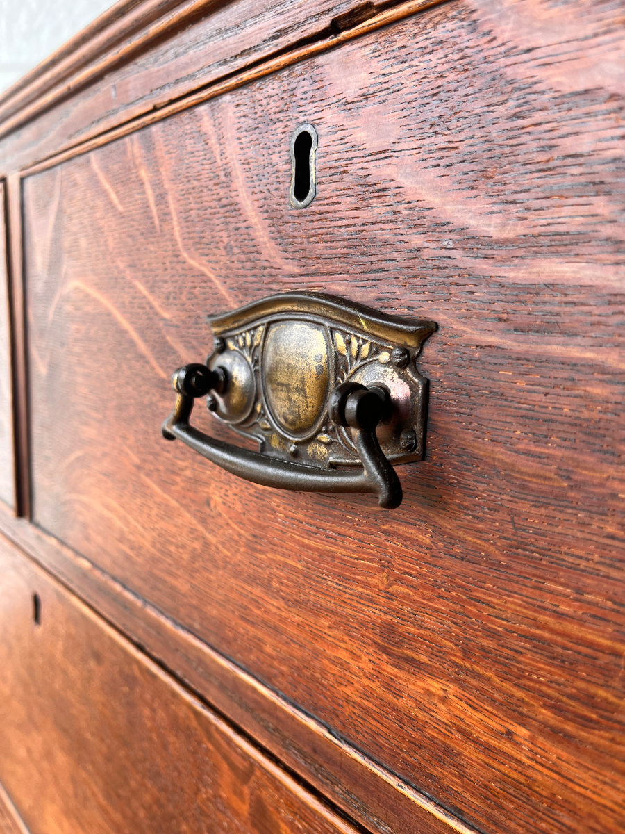 Discover our classic Art Nouveau chest with four sturdy drawers and a fantastic patina. Specific measurements provided. Shop now for unparalleled quality.
