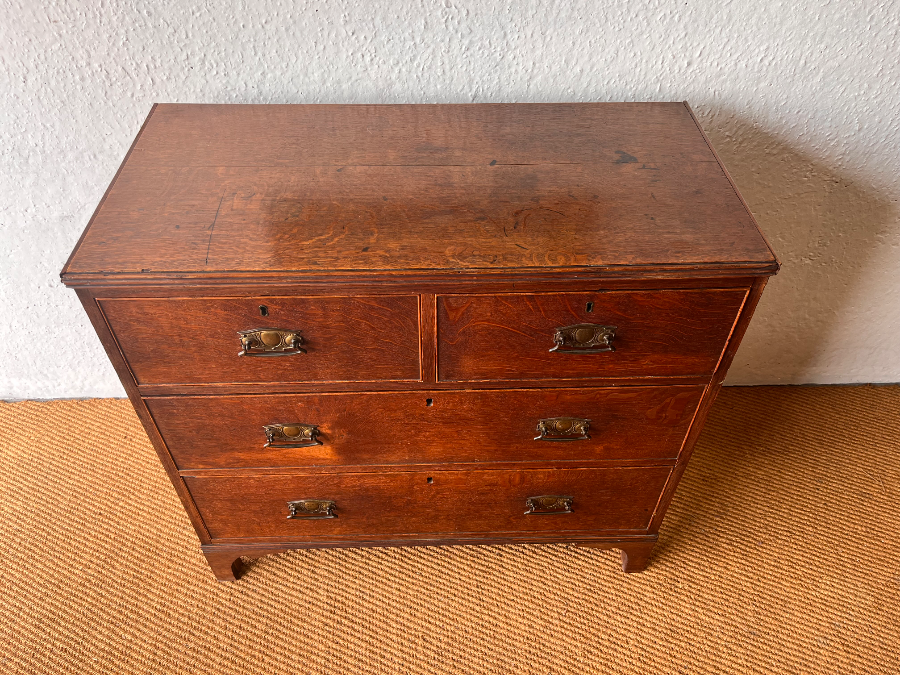 Discover our classic Art Nouveau chest with four sturdy drawers and a fantastic patina. Specific measurements provided. Shop now for unparalleled quality.