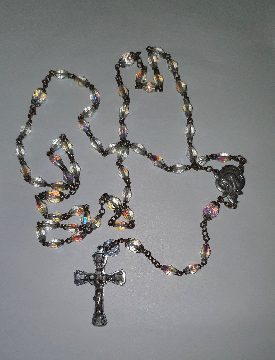 Discover our Art Deco rosary with unique Aurora Borealis effect. Shop now for this antique silver-plated treasure made in Czechoslovakia. Don't let it slip!