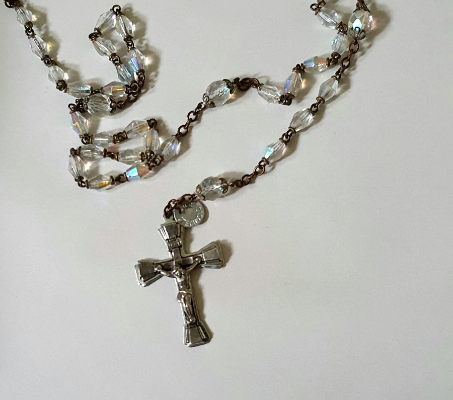 Discover our Art Deco rosary with unique Aurora Borealis effect. Shop now for this antique silver-plated treasure made in Czechoslovakia. Don't let it slip!