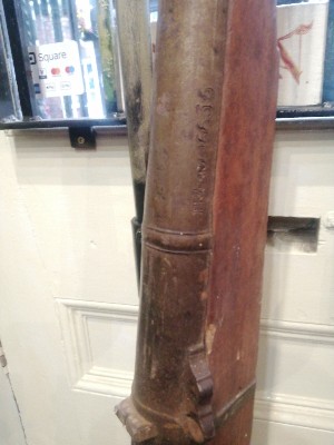 Discover a unique 8ft long Indian battlement gun from Jaipur's Palace. Add a piece of 18th/19th century history to your collection. Buy now!