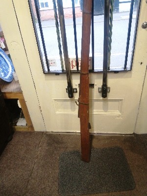 Discover a unique 8ft long Indian battlement gun from Jaipur's Palace. Add a piece of 18th/19th century history to your collection. Buy now!