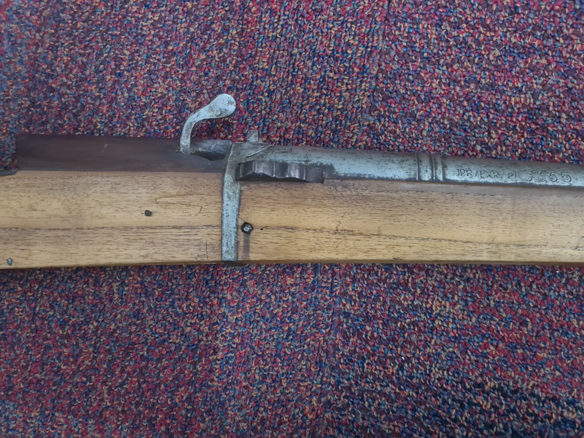 Discover our collection of 19th century Indian battlement guns. Measuring 234cm and originating from the Jaipur Palace. Explore now for historical relics!